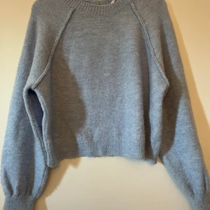 Blå stickad tröja - En blå stickad tröja från Zara med knappar vid nacken/ryggen.💕 Skriv för frågor/bilder💕