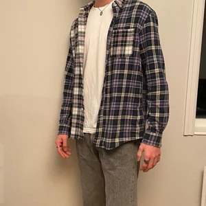 Vintage skjorta - Skjorta med 2 olika mönster - storlek M - bra skick - köp direkt för 190kr!