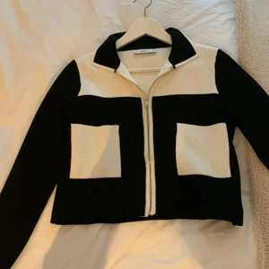 Svart & vit kofta Zara - Super snygg och elegant tröja med dragkedja från zara. Fint skick! Säljer pga den är lite för liten