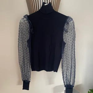 Jättefin festlig topp från Zara - Superfin festlig topp från Zara i storlek S! Endast använd ett fåtal gånger💗