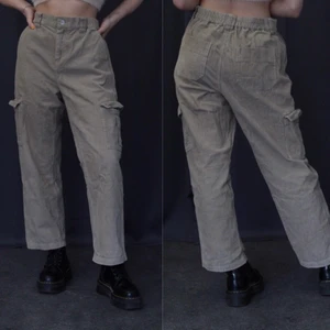 Cargobyxor Manchester  - Ett par super snygga cargobyxor med Manchester som går att matcha till hur mycket som helst! Bra skick🪐