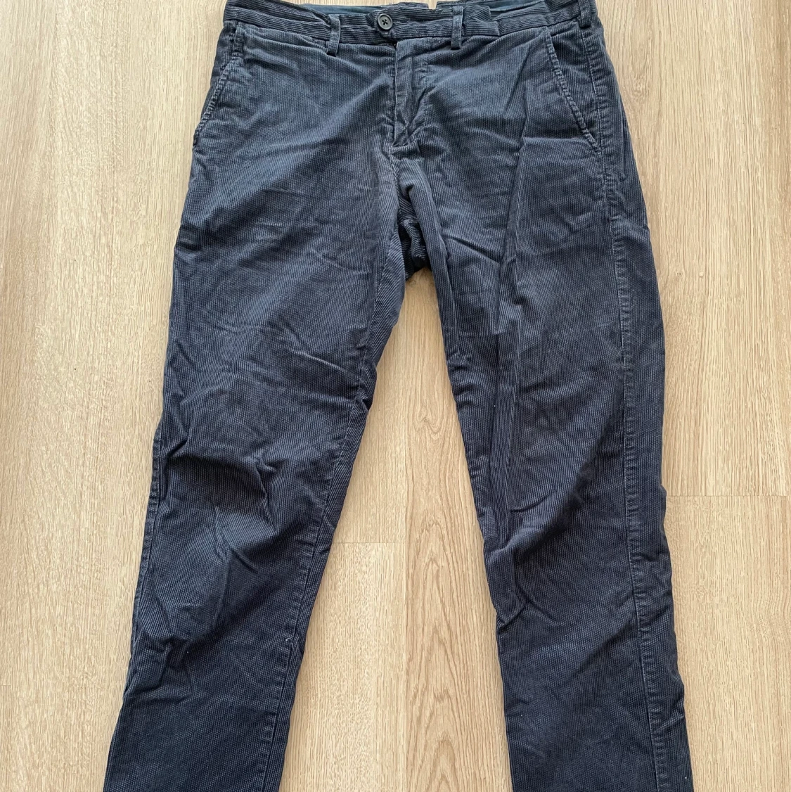 Mörkblå manchesterbyxor i Stl 29