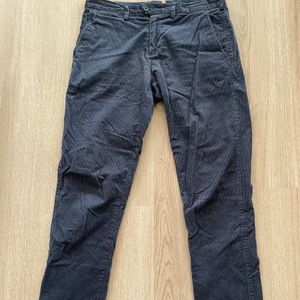 Mörkblå manchesterbyxor i Stl 29 - Manchesterbyxor från East West. Slim fit