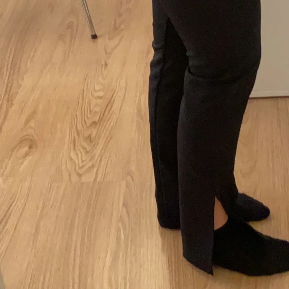 Svarta kostymbyxor från NA-KD, använt endast 1 gång då de är lite tighta i benen. Passar absolut en S trots att de är strl M. . Jeans & Byxor.