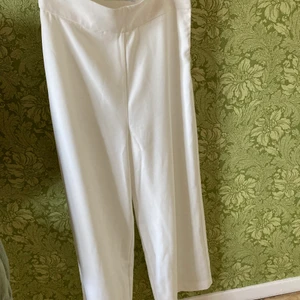 Vita byxor  - Vita byxor med dragkedja i sidan, som passar perfekt till student, skolavslutning eller andra liknande tillfällen! Endast använd 2 gånger och är därför helt som nya. Köpta på nakd för några år sedan 