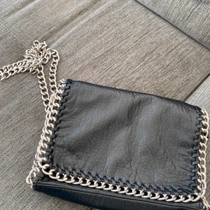 Tiamo väska - En Tiamo väska som jag köpte här på plick, men säljer den då jag tyckte den var för stor. Bra skick❤️