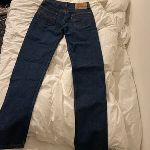 Levi’s 501s byxor w30 l36 b - Bra skick, väldigt långa o tajt i midjan men som sagt w30 l36. 