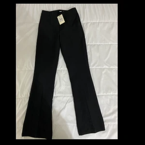 Svarta kostymbyxor från bikbok - Säljer dessa helt oanvända svarta kostymbyxorna i modellen ”vilma”  från bikbok i storlek 34.