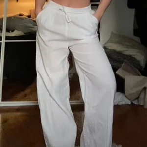 Linnebyxor strl 38🤍🤍 - Beiga linne byxor i strl 38 från Gina, säljer för ja redan har ett par andra linnebyxor. Aldrig använda!! Perfekta sommarbyxan. Säljer för 199kr. Jag är 166cm lång och dom går ner till hälen 🤍 nypris 499kr! 