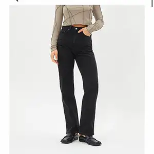 Rowe Extra High Straight Jeans från weekday. Säljer eftersom de blivit för små för mig💗