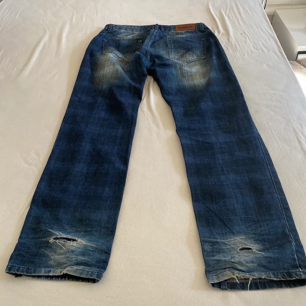 Jättefina jeans med fina detaljer från desigual. Använda ganska mycket och lite slitna längst ner men inget man tänker på. Frakt:79kr. Jeans & Byxor.