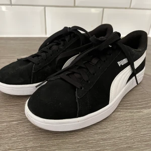 Svarta puma skor - Säljer dessa jättefina puma skor som jag tyvärr inte fått användning för, de är bara använda en gång så helt i nyskick☺️ de har även en comfortsula så väldigt sköna att gå i!