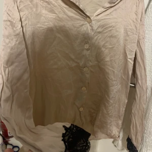 Pyjamas - Natt skjorta säljs på grund av att den inte kmr till användning, den säljs billigt för jag inte har strukit den, 