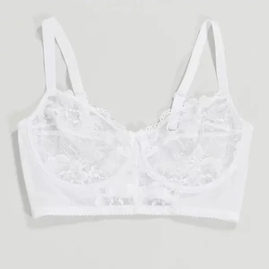 Vit spets bh - Finns inget snyggare än lingerie! 🌹 det här är en vit spets bh i longline modell som tyvärr är för liten för mig och hann inte använda den 