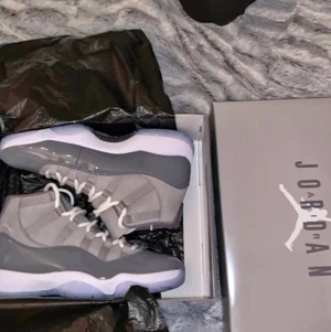 Jordan 11 - Jag har valt att sälja Jordan 11s i strlk 43eu som är helt nya och oanvända. Skriv för mer information. Om många är intresserade blir det budgivning. Köparen står för frakten
