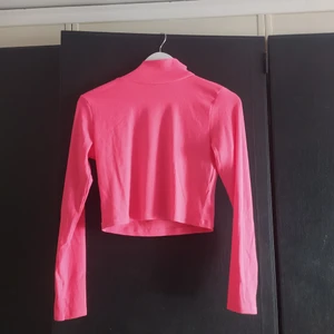 H&M topp oanvänd  - Helt oanvänd topp från H&M, storlek M men passar S.