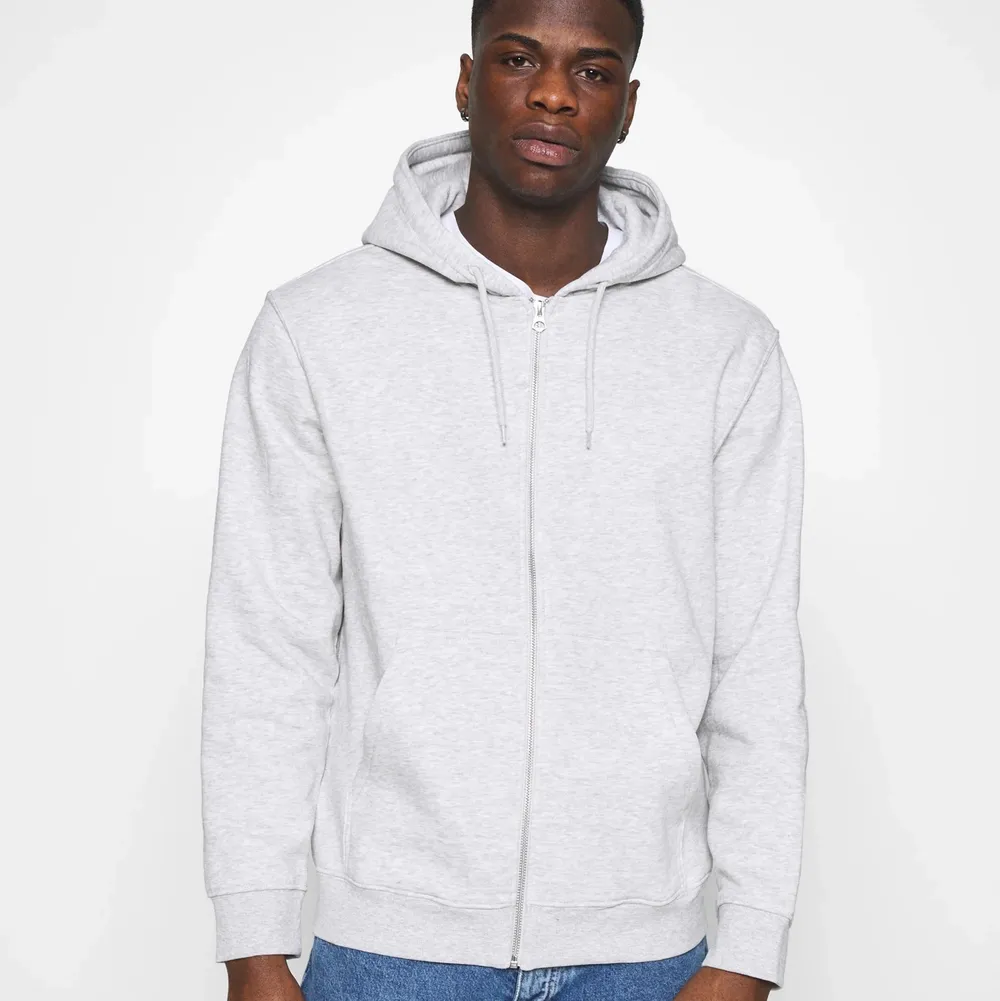 Säljer denna zip hoodie från Weekday, skick 10/10 aldrig använd. Strl M (lite stor i storleken). 400 nypris. Köparen står för frakten.. Hoodies.