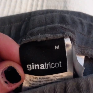 Velour/sammet byxor från gina - Säljer dessa sammets byxor från gina! Dem är midwaist och Köptes för ca 200-250 för längesen men har bara kommit till användning få gånger. Inga tecken på användning förutom att dem saknar snöret vid midjan!💕 är i storlek M men passar allt från S-L skulle jag säga. Dem passar mig som är 163 perfekt i längden men skulle passa 160-165 bäst. Är vida/bootcut, kom privat för frågor eller andra funderingar. Pris går alltid att diskuteras🙃