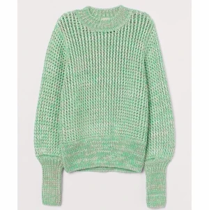 Grön/vit stickad tröja - Säljer denhär jättesnygga stickade tröja från H&M då den inte kommer till användning (använd 1 gång). Storleken är XS men funkar även på S och M. Gillar verkligen passformen den sitter väldigt fint!