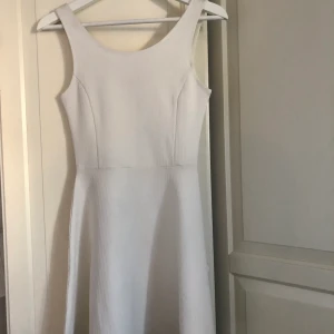 Jättefin sommar/skolavslutningsklänning - Jättefin klänning perfekt för skolavslutning. Har endast använt den en gång så den är i väldigt bra skick. Skriv för fler bilder eller frågor💕