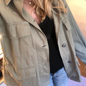 Superfin militärgrön jacka💕🦖🖤🐊  - Hej! Säljer denna superfina militärgröna jacka med stjärnor 🖤🐊🦖💕⭐️⭐️⭐️jackan är i stl xs ⭐️✨💫