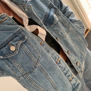 jeansjacka  - en jeansjacka som nu är perfekt till våren! storlek S, från missguided