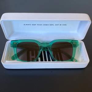 Säljer mina superfin trendiga chimi glasögon i en as cool färg som passar perfekt till sommaren. Använda 1 gång. Solglasögonen är i nyskick. Den är i färgen AQUA och modell #004. köparen står för frakten. Skriv för fler bilder och vid intresse💓nypris 1200kr