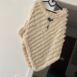 Poncho från hollies i färgen beige  - En poncho från hollies i färgen beige, använd få tal gånger. Passar storlekar xs-L 