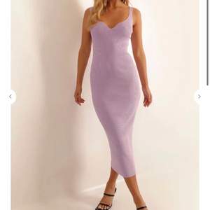 Söker denna snygga klänning (Out for a drink dress) helst i färgen lila (pm om du vill sälja den aprikosfärgade) i strl Onesize 💜💜