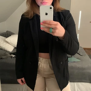 Svart kavaj - En rak svart kavaj/blazer, skitsnygg och passar till allt!!