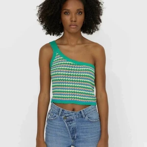 Stickat linne från Stradivarius 💛 - Jättefint oanvänt sommarlinne från Stradivarius, köpt i Spanien förra sommaren. Strl M men skulle säga att det passar S också. Kan mötas upp i Linköping eller frakta för en avgift som köparen står för 💛