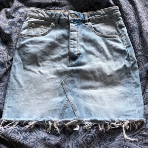 Ginatricot perfekt jeans kjol - Storlek 36, några år gamla, men fin kjol