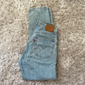 Levis jeans  - Ett par ljusblå levis jeans 501! Midjan är 25 och längden 28 passar mig bra som är 163! 250 kr plus frakt! 