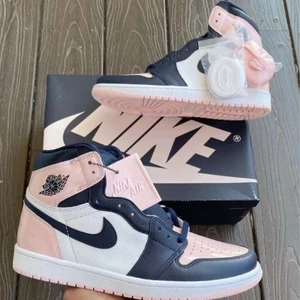 Jordan1 high atmosphere 💗 - 🌸Säljer min nya (jordan1 high) . De är helt nya med kvitto och box och kommer med alla tillbehör. Om du vill ha fler bilder av skorna gärna fråga mig. Bud från 1800 kr. 😉