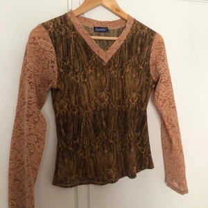 70-tals tröja! - en retro tröja med spets! väldigt 70-tal! köpt på myrorna förra sommaren, inte kommit så mycket till användning. fint secondhand skick! skriv vid intresse eller frågor!!😌😌