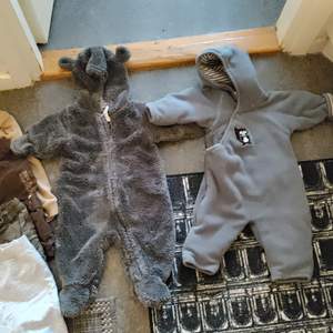 Säljer blandade pojk kläder  stl 62-90 bra skick styck pris overoller 50kr byxor 20 kr   allt för 300kr .