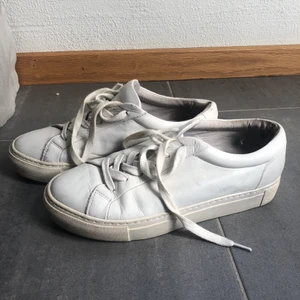 Pavement vita sneakers - Vita sneakers i bra skick, kan mötas upp eller skicka!