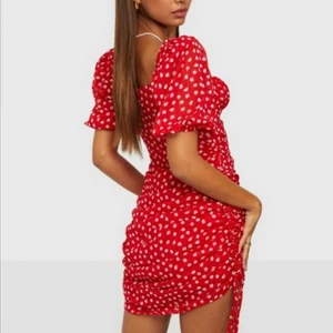 Röd adoore klänning❤️ - Röd adoore klänning i modellen palermo. Jätte fin och endast använd ett FÅTAL gång så den är u bra skick!!😍 Nu pris 1395 kr och säljer nu för 500 kr