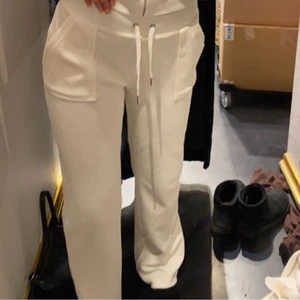 Juicy couture byxor  - Tänkte kolla om någon är intresserad av att köpa dessa byxor då de blivit för stora för mig :)