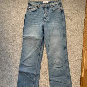 Jättefina raka jeans från other stories i W26, aldrig använda då jag köpte två storlekar förra året. Bra längd på mig som är 170 cm. 100% bomull. De är tighta upptill och raka från låren och ner. 