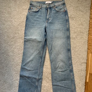 Other stories jeans - Jättefina raka jeans från other stories i W26, aldrig använda då jag köpte två storlekar förra året. Bra längd på mig som är 170 cm. 100% bomull. De är tighta upptill och raka från låren och ner. 