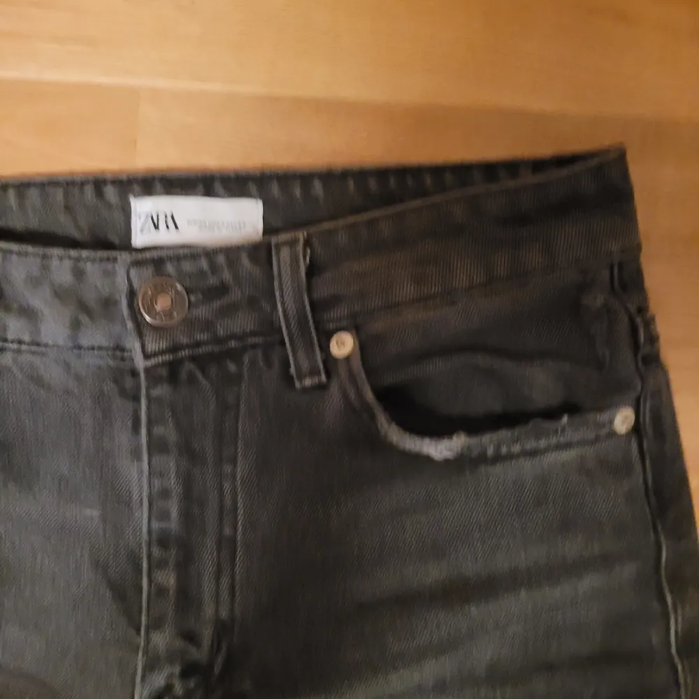 Ett par snygga, gråa zara jeans med slits. Passar bra i längd på mig sim är ca 175. Midwaist . Jeans & Byxor.