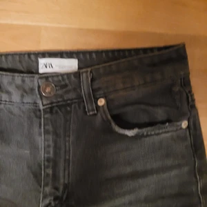 Zara jeans - Ett par snygga, gråa zara jeans med slits. Passar bra i längd på mig sim är ca 175. Midwaist 