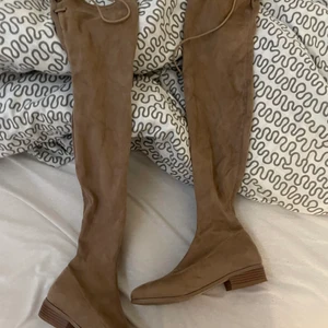 Höga skor - Ett par bege höga skor 