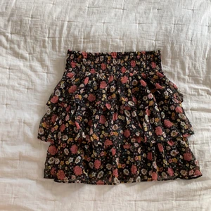 Volang kjol!💗 - Trendig volang kjol!❤️Nypris: 359 kr.  Passar jätte bra nu till sommaren eller till strumpbyxor!