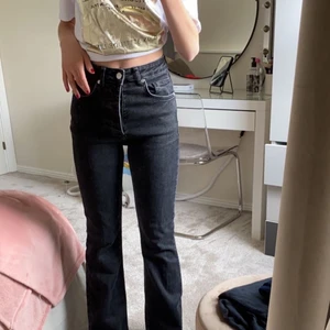 Jeans - Säljer för dom är lite korta för mig som är 165, I strl 25 längd 30