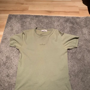 Stone island t-shirt Storlek M - Använd en del men ändå bra skick. Slutade använda pågrund av att jag byte stil så den har mest legat i garderoben. Säljer den för 450kr men vid snabb affär 350!
