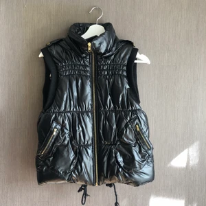 Svart väst - Lite oklar vad det är för storlek, står M i men för liten för mig som vanligtvis har M, kanske mer en XS/S. Frakt tillkommer❤️