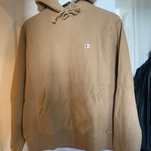 Champion Hoodie - Beige/brun hoodie från champion. Använd fåtal gånger.