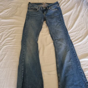 Jeans Gina tricot 36 - Köpte på sellpy men aldrig använt, för små. Det ska vara strl 36 men det är mer 34. 